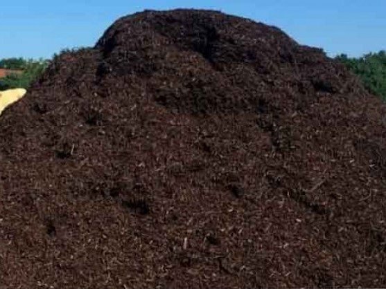 Dyed brown mulch pile for bulk delivery in Maryland and Virginia