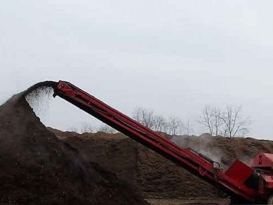Conveyor stockpiling double shredded hardwood mulch
