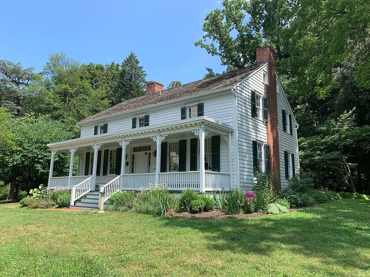 Historic Cherry Hill Farmhouse in Falls Church with lawn and tall trees