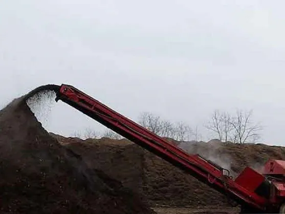 Conveyor stockpiling double shredded hardwood mulch